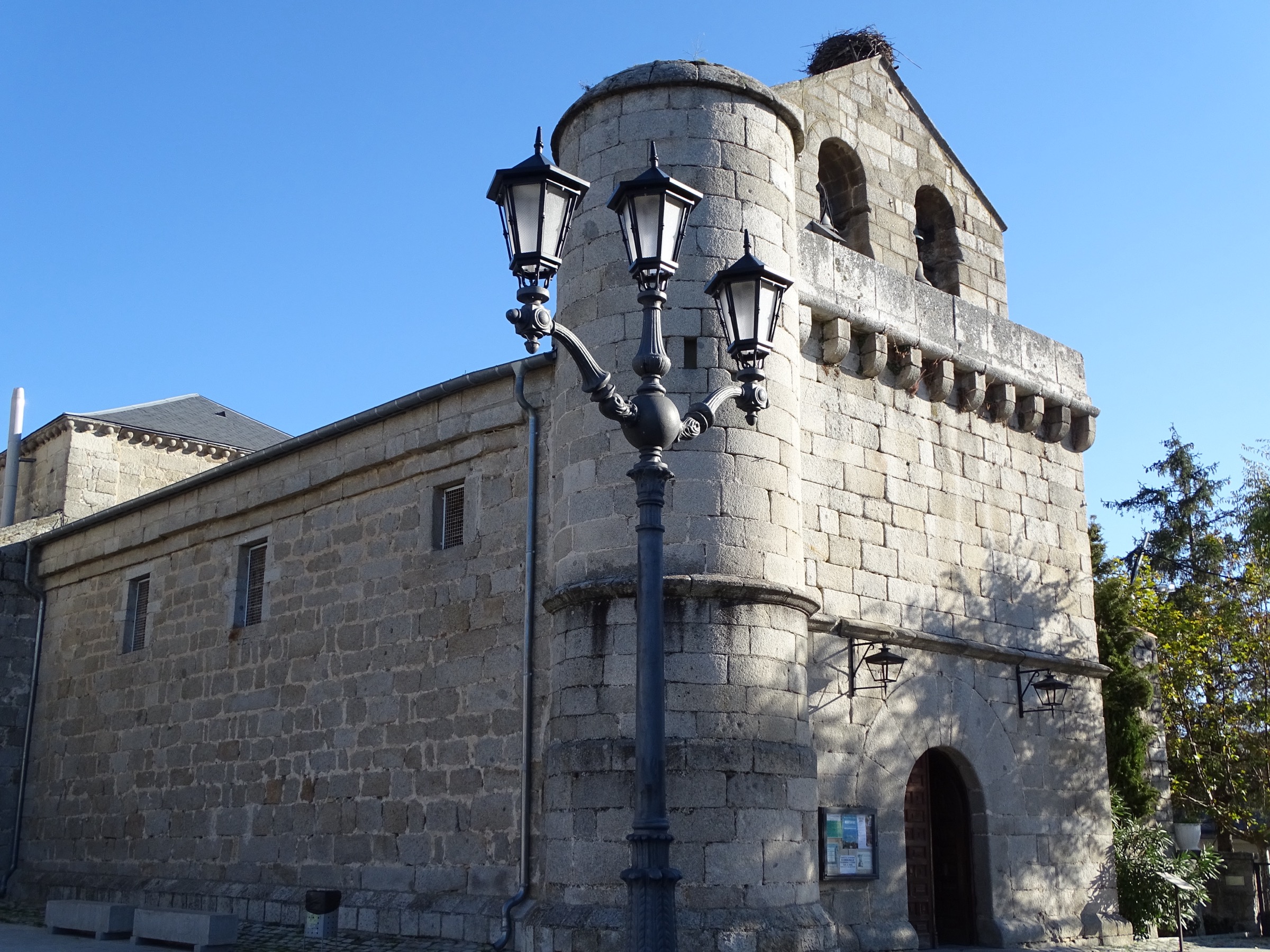 Iglesia de granito de la Asunción de Nuestra Señora, en Alpedrete, con su nido de cigüeña