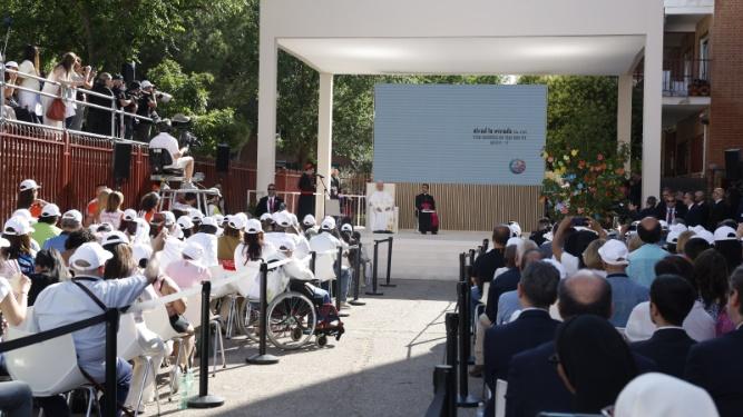 El Papa León XIV en el encuentro del CEDIA de Cáritas, en el barrio Lucero de Madrid